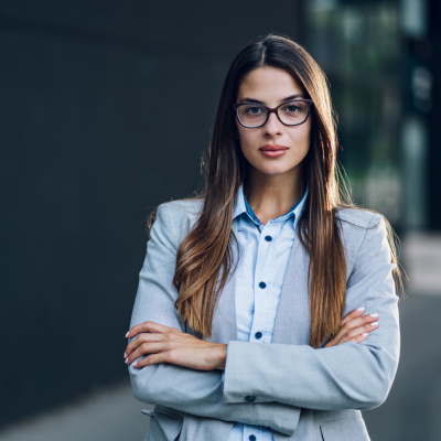 business-woman-standing-outside-2023-11-27-05-02-17 Urh. zamrznutitonovi web