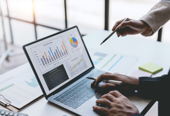 businesspeople-analyzing-2023-11-27-05-15-32 Urh. AmnajKhetsamtip web