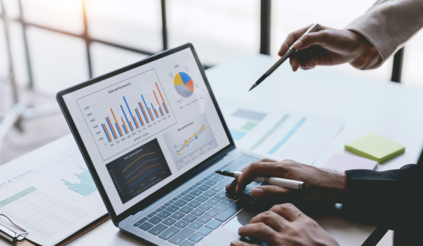 businesspeople-analyzing-2023-11-27-05-15-32 Urh. AmnajKhetsamtip web