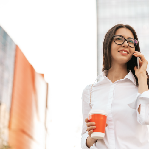 smiling-business-woman-talking-on-phone-2023-11-27-05-32-27 Urh. diignat web